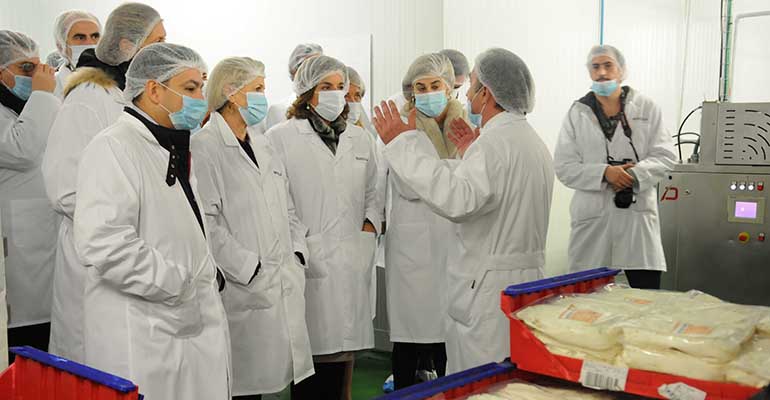 La alcaldesa de Madrid Ana Botella y resto de autoridades durante su visita a la fábrica de Rodilla