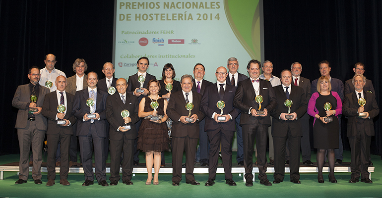 Foto de familia de los premiados en los premios nacionales de hostelería 2014