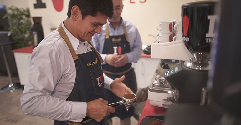 Richard Cardozo, agricultor de Perú, recibe formación para baristas